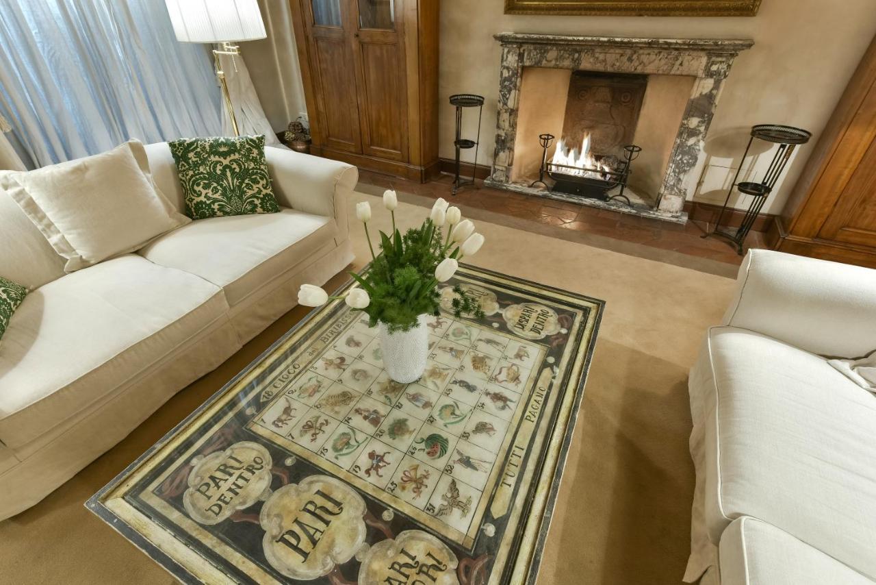 Raffaello With Fireplace In Oltrarno Appartement