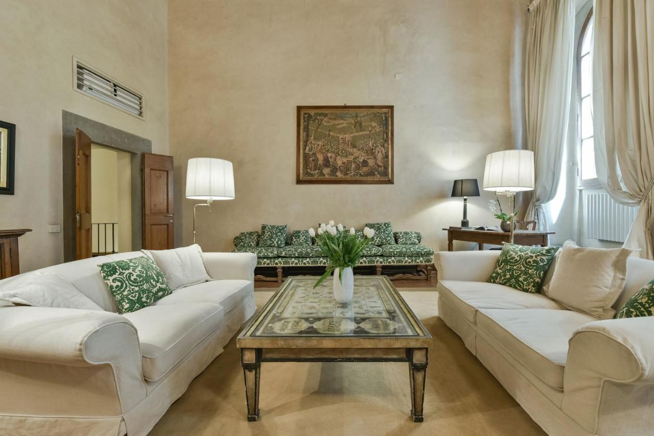 Raffaello With Fireplace In Oltrarno Appartement