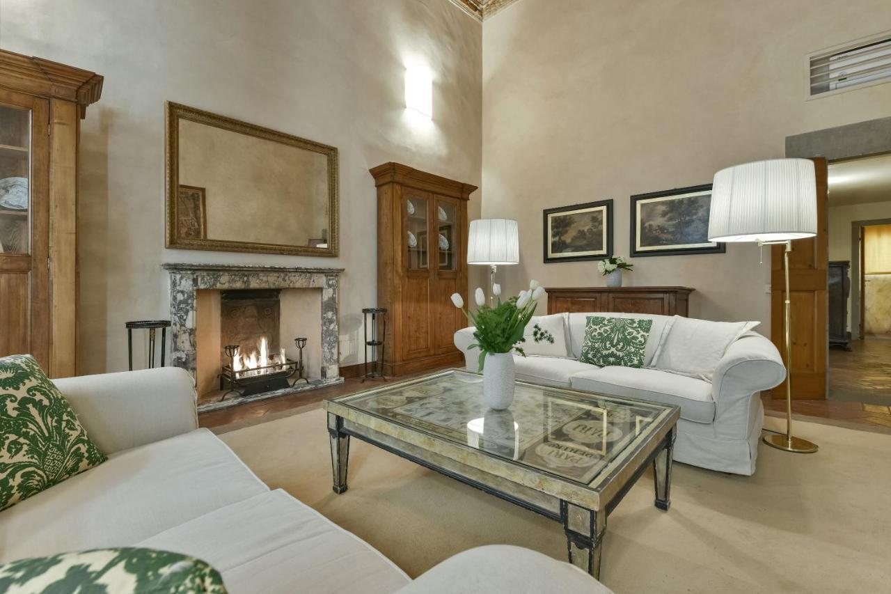 Raffaello With Fireplace In Oltrarno Apartamento Florença