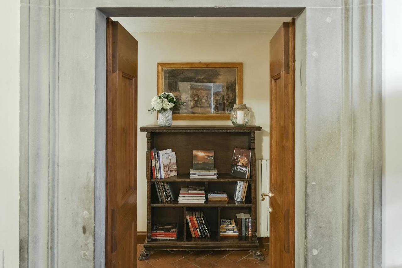 Raffaello With Fireplace In Oltrarno Apartamento *